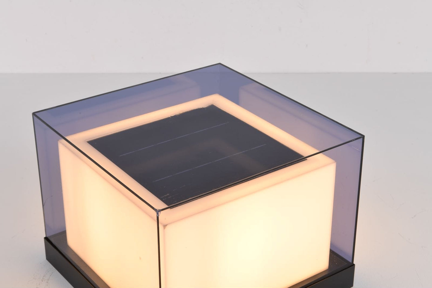 Kubformad bordslampa – LED – Solcell eller kabel – Modern design – Svart